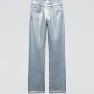 Metallic jeans - Säljer dessa mid waist jeans med metallic effekt från Zara, endast använda en gång och i bra skick st:40 (stora i storleken) 