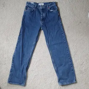 Säljer jeans från just junkies som har stått i garderoben i ett tag, men annars är de använda endast ett fåtal gånger. Skick 9,8/10. Nypriset ligger på 900kr men jag säljer dem för 410kr. Storlek 28/30.