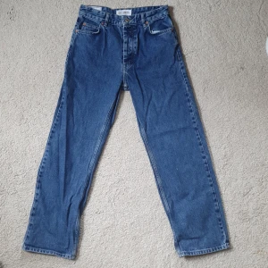 Just junkies- wider midblue jeans - Säljer jeans från just junkies som har stått i garderoben i ett tag, men annars är de använda endast ett fåtal gånger. Skick 9,8/10. Nypriset ligger på 900kr men jag säljer dem för 410kr. Storlek 28/30.