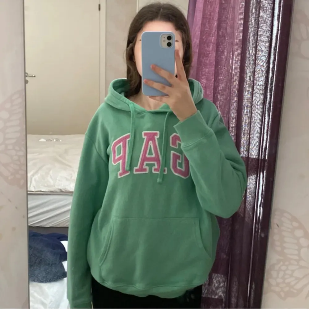 Gap hoodie köpt från gap i usa, passar som xs, jättebra kvalitet och har knappt använd 💓. Hoodies.