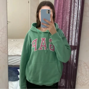 Hoodie  - Gap hoodie köpt från gap i usa, passar som xs, jättebra kvalitet och har knappt använt💓