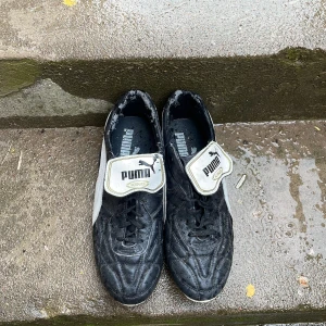 Puma kung fotbollsskor  - Är lite slitna där bak men annars är skicket på de 8/10 