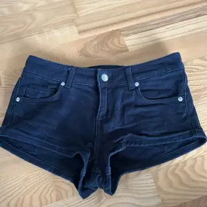 Korta, stretchiga, lågmidjade shorts