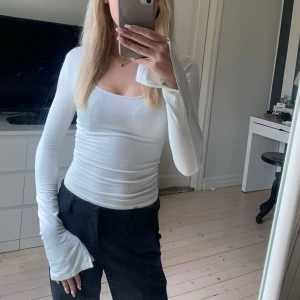 Tröja med slits✨🤍 - Säljer denna super fina tröja med slits vit handel då den inte kommer till användning. Är i storlek xxs men passar även någon med xs🤍