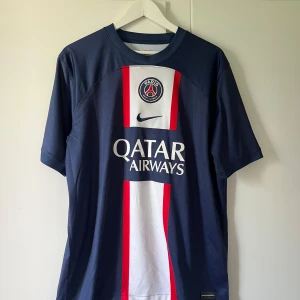 KYLIAN MBAPPÉ PSG - PSG tröja, osäker på om den är Äkta, riktigt fräsch iaf, skick 9/10