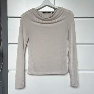 Storlek: xs. Lite små glimrig, jätte fin tröja. Använd 3-4 gånger. Köpt från Vero Moda. Tunnt material. 