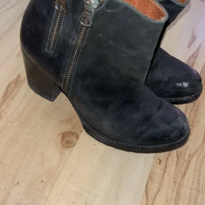 Korta stövletter  - Svarta stövletter  Kortare modell 