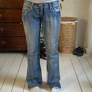 Så snygga diesel jeans!! Står ingen storlek på men jag skulle uppskatta som en S/M, jag brukar ha storlek S och dem är lite stora på mig :) Midjemått finns på sista bilden! Skriv för frågor😚