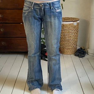 Diesel jeans - Så snygga diesel jeans!! Står ingen storlek på men jag skulle uppskatta som en S/M, jag brukar ha storlek S och dem är lite stora på mig :) Midjemått finns på sista bilden! Skriv för frågor😚