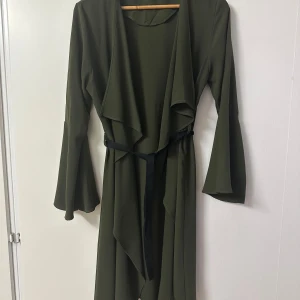 Lång kofta  - Lång kofta storlek M bältet är lånad så den följer inte med