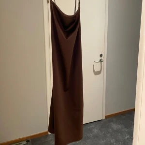 Klänning - Säljer denna fina klänning från H&M, aldrig använd.