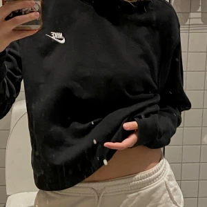 Nike collage tröja - Nike tröja, storlek M. Orginal. Baggy passform. Prefekt tröja att dra över sig vid kyligare kvällar. Orginalpris - 489kr