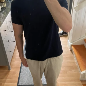 Tommy Hilfiger tshirt storlek large  - Säljer denna då den knappt kommit till användning. Jag är cirka 186 cm och väger 85 kg.