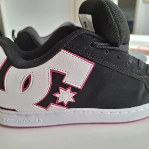 Helt nya Dc skor  - Endast testade stl 41. Ny pris 900:-