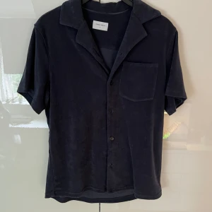 Mörkblå Froté Tröja - Säljer en mörkblå froté tröja i storlek S (stor S passar M). Säljes pga ingen användning. Säljer för 249kr. 