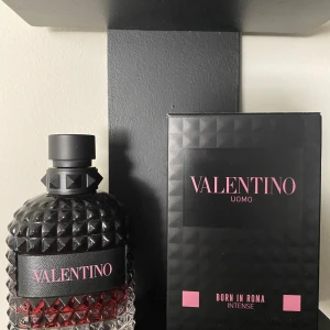 Valentino Born In Roma Intense  - 100 ml flaska 98/100 ml kvar så inprincip oanvänd, har haft den i ungefär 2-3 veckor, säljer den på grund ut av att jag vill testa andra parfymer.  Köpt för 1400kr
