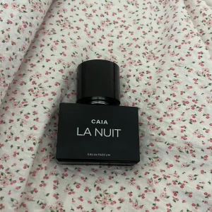 Caia perfym  - Mörkare träigare doft som lägger sig väldigt fint och mjukt efter en liten stund 50 ml aldrig andvänd  150 kr 