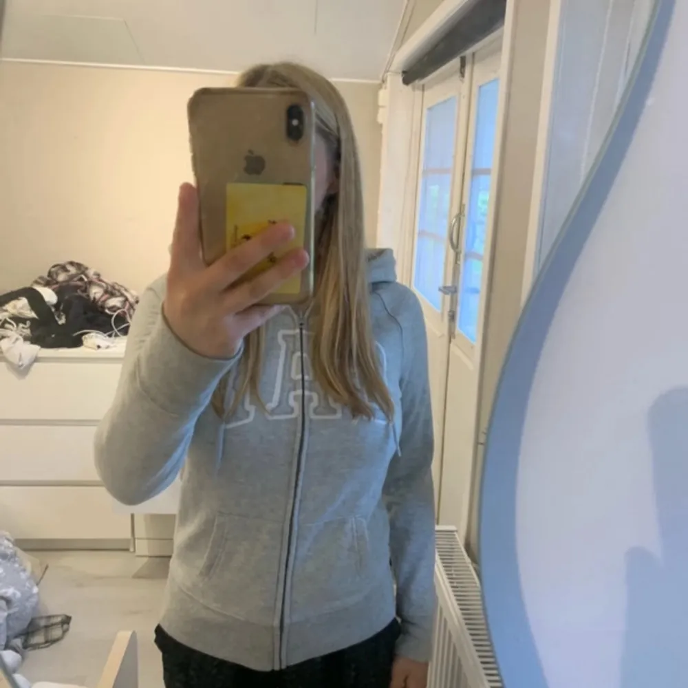 GAP hoodie i storlek xxs.knappt använd, jätte bra skick(väl omhändertagen) 💗. Hoodies.