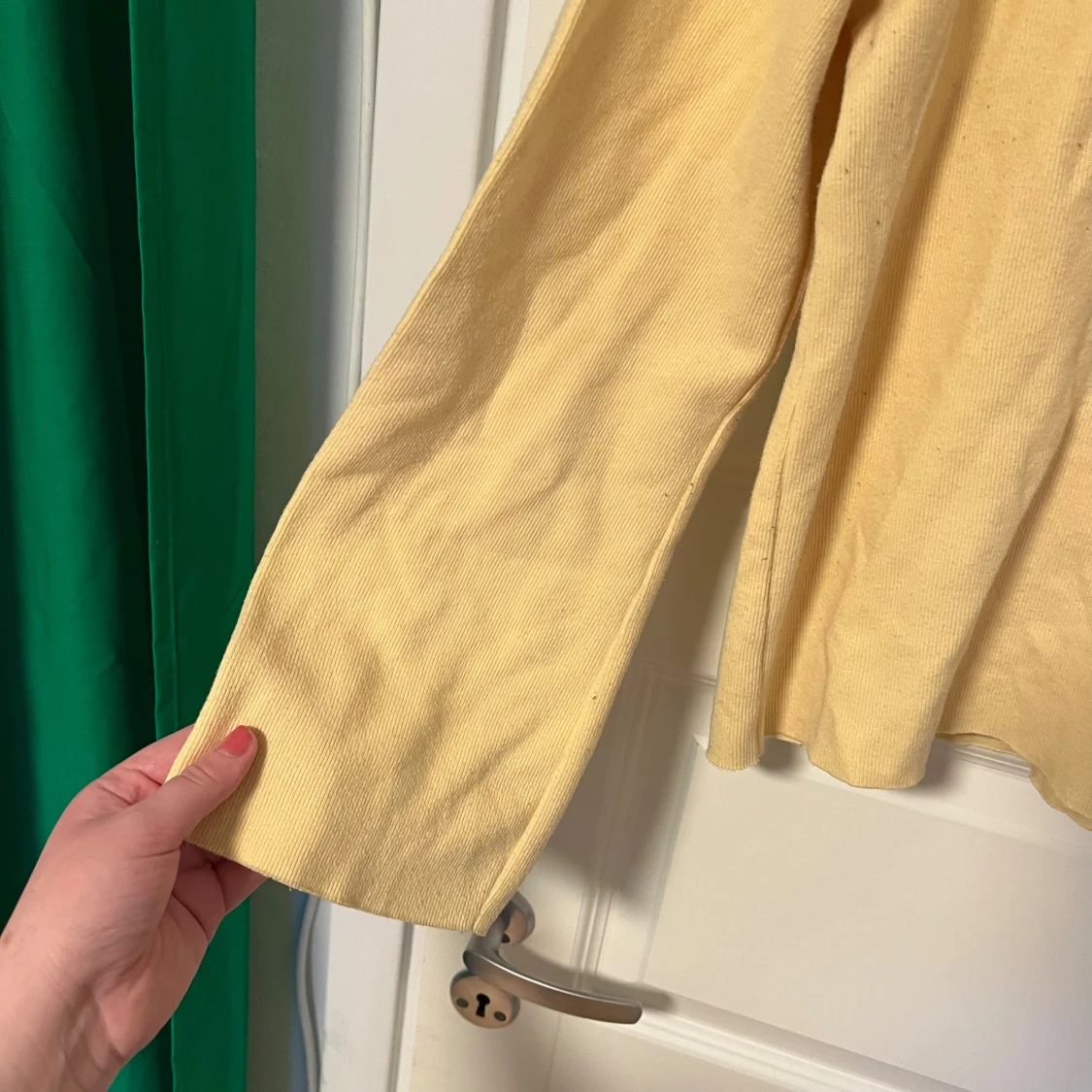 Gul tröja med utåtsvängda ärmar - 90