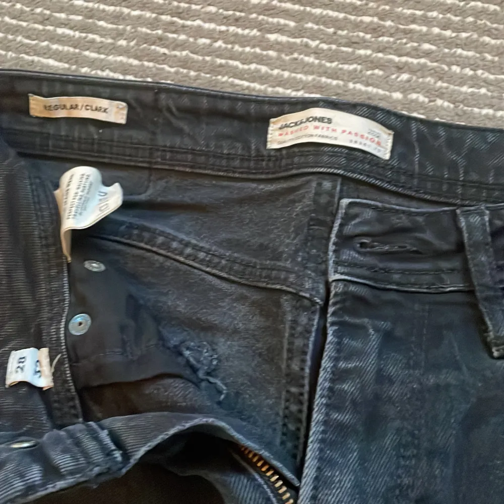 Storlek: 28 32  Regular jeans med väldigt bra passform till de flesta Svarta jeans med lite gråa nyanser . Jeans & Byxor.