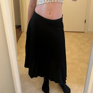 Svart långkjol - Väl använd svart kjol Lite nopprig 