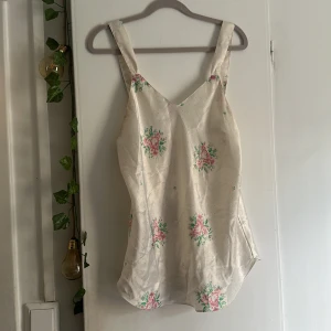 Linne i silke  - Vintage blommigt linne äggskal vit 