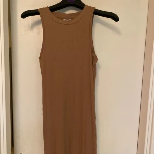Ljusbrun klänning - Skön och fin klänning som passar till många tillfällen. Storlek M men passar även mig S bara lite lösare.