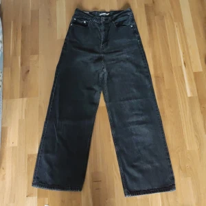 Levi's jeans  - Ett par high loose Levi's jeans köpta för ca 1200🤍 De är i jättebra skick och i storlek 27 🤍