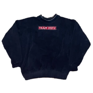 Vintage tröja - Jätte snygg vintage tröga med broderi är i bra skick och har inga skador 🙌🏼