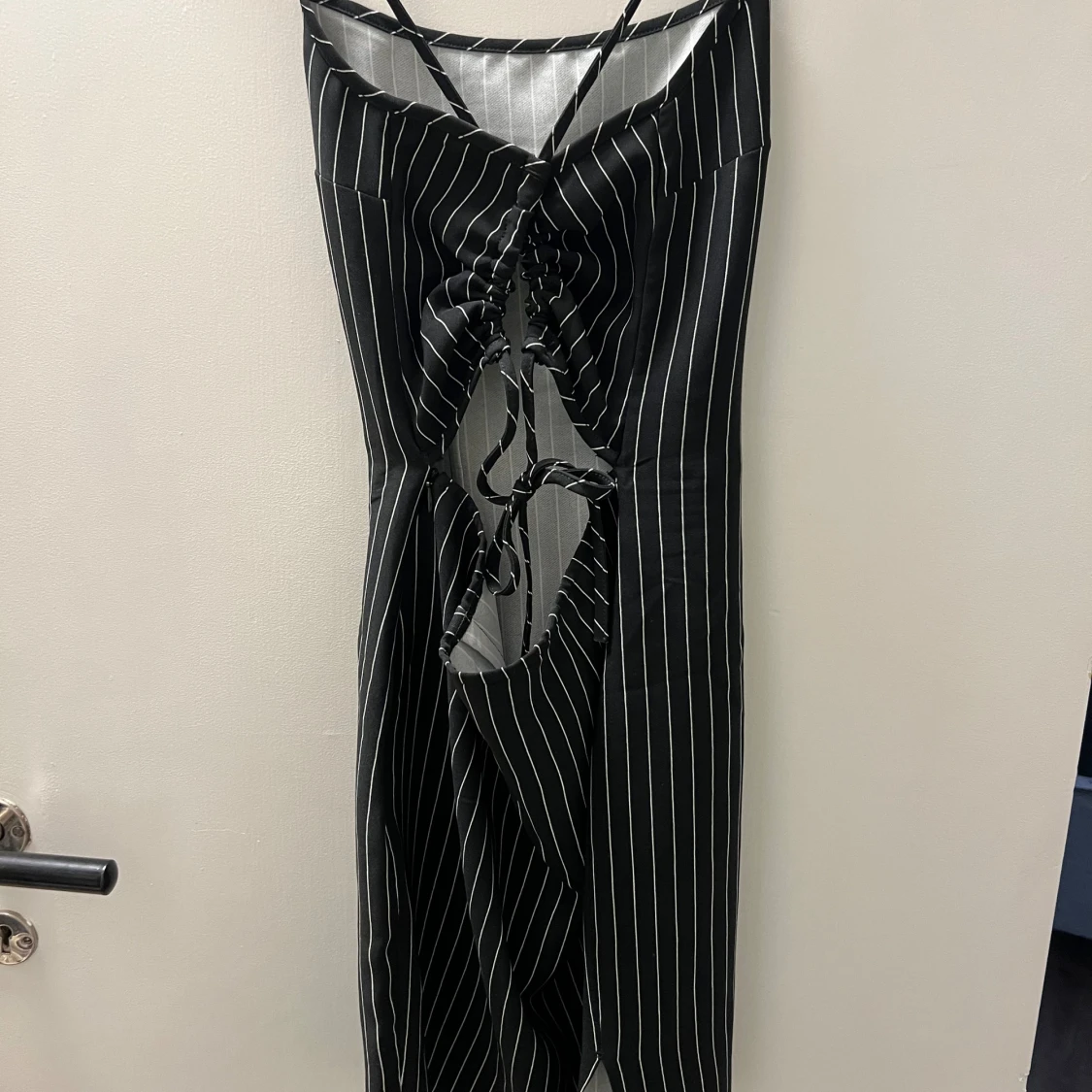 Fin klänning med öppen rygg  - 90