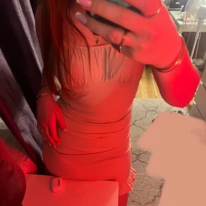 Fin klänning med volang - Storlek S/36, superfin. Kommer aldrig till användning och är lite för liten. 