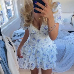 Zara klänning  - Superfin vit zara klänning med blå/lila blommor🙌💘