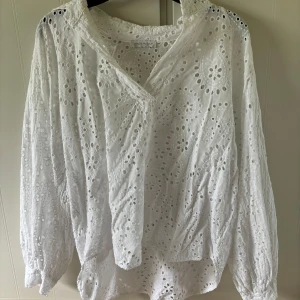 fin sommar blus  - Vit hålig blus 
