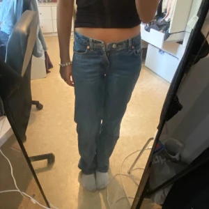 Lågmidjade jeans - Lågmidjade jeans från weekday, såå fina och perfekta till allt. Dom är lite för små på mig och kommer därför aldrig till användning🥲 