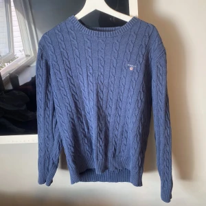 Gant tröja  - Tjena sälja denna snygg kabel stickade tröjan 🔥. Som är perfekt till sommarkvällar hör av er om frågor 🙌