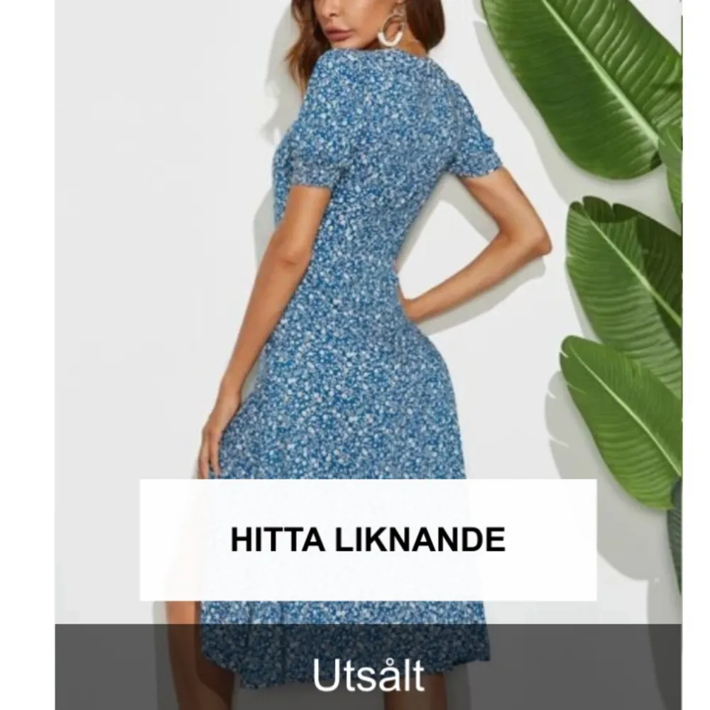 🍒TRUE BLUE 🍒Söt blommig blå o vit midiklänning med puffärmar och slits i 100% bomull. Tyget är tunt och luftigt. Endast använd 2 ggr. Säljs i perfekt skick utan några defekter.🍒. Klänningar.