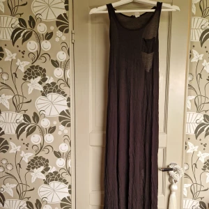 Klänning  - Lång bomullsklänning i storlek 38. 