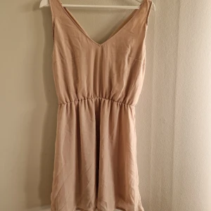 Klänning  - Rosa/beige klänning i storlek 38.