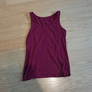 Rött linne - Rött linne från esmara. Storlek S= 36-38. Liten fläck men inget som syns. 