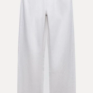 Vita jeans Zara - Raka, vita jeans från Zara. Midwaist. Lappar kvar.