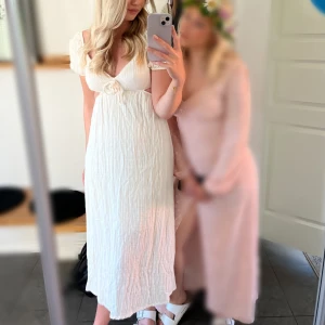 Klänning - En fin lång beige/krämvit klänning från märket Chiquelle. Använd 2 gånger 💕 jag är ca 174 cm! 