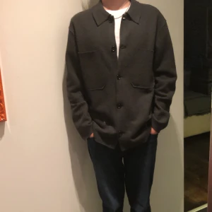 Overshirt - Hej, säljer nu stilrena overshirt från NN 07. Den är perfekt till våren eller hösten! Pris kan diskuteras vid snabb affär🤝