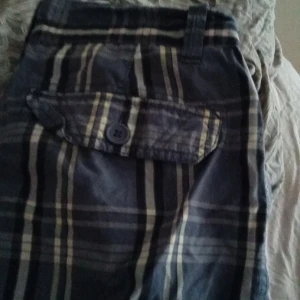 Surfar shorts  - Andvända en vecka förra sommaren.  Nu är dom försmå. Färg blåa rutiga