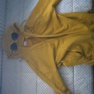 Cp company - Hej! Säljer en gul cp company hoddie i färgen gul. Passar perfekt till ett par svarta jeans. Skick: nästan ny, inga defekter. Tröjan är storlek L men passar S samt M Pris kan diskuteras.  Mvh Gustafsson closet