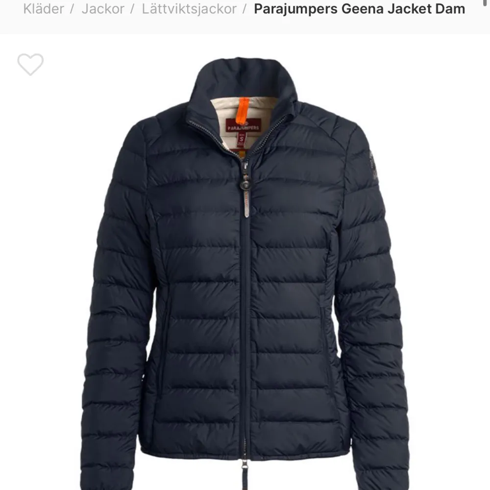 Säljer min parajumper jacka som knappt är använd & ser ut att vara helt ny. Den är i väldigt bra skick & använd vädligt få gånger. Pris går att diskuteras & för fler bilder är det bara att komma privat🫶🏼Självklart äkta. Takit.