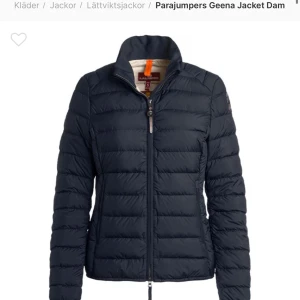 Parajumper dam  - Säljer min parajumper jacka som knappt är använd & ser ut att vara helt ny. Den är i väldigt bra skick & använd vädligt få gånger. Pris går att diskuteras & för fler bilder är det bara att komma privat🫶🏼Självklart äkta
