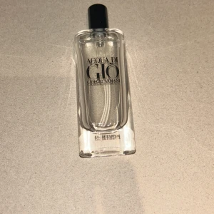 armani Aqua di gio edp - En härlig doft till sommar solen som jag har använt ca halva av så det är typ 7 ml kvar av
