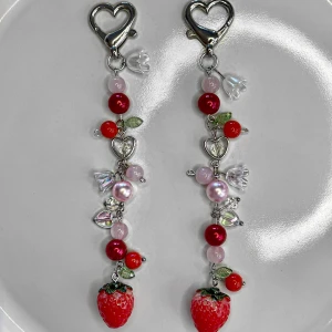 Jordgubbsnyckelring🍓 - Längd: 14,5 cm. Priset avser en nyckelring. Jätte söt 🍓🍓kan även hängas på din väska 🍓