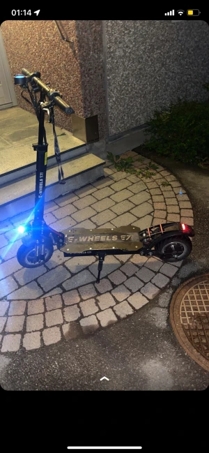 Elsccoter  - En snabb elsccoter med höghastighet på 75 km i timmen de är en eheewls-E7 tappade bort kvittot den är räckvidd 70 km i timmen nytt bakdäck Jättebra kvalite pris diskuteras.