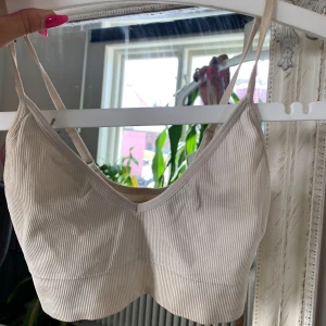 Vitt sportlinne/sportbh - Jättefin vit sport-bh eller kortare linne. Passar en XS